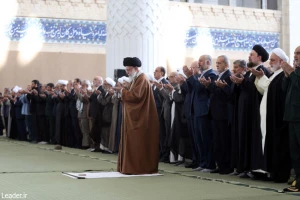 رهبر انقلاب نماز عید فطر را اقامه کردند+فیلم