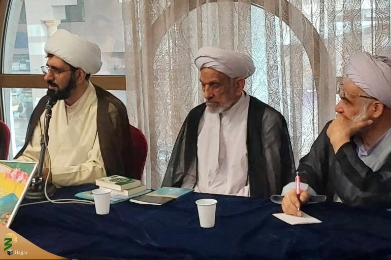 حجت‌الااسلام نجفی روحانی تأکید کرد،

شرح درس‌های تاریخی جنگ احد برای زائران مدینه 3