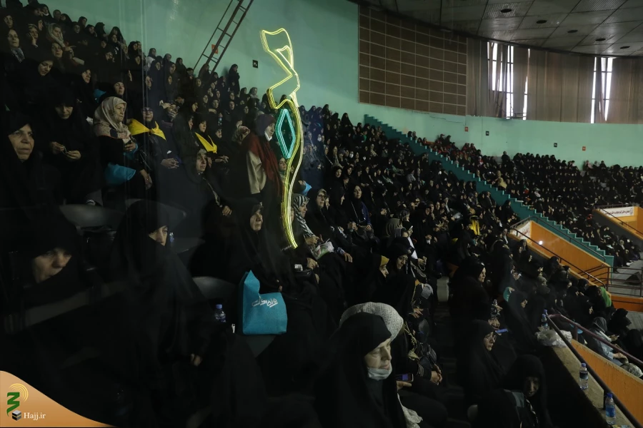 تمرین زیارت خانه خدا در ورزشگاه آزادی؛ حاشیه‌های همایش آموزشی زائران حج تهران 12