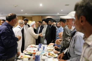 گفتگوی صمیمانه و طولانی سرپرست حجاج ایرانی با زائران در هتل مدینه الجدیده + فیلم و عکس