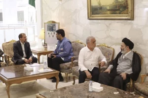حوار حميم و طويل بين رئيس بعثة الحجاج الإيرانيين و الحجاج في فندق المدينة الجديدة