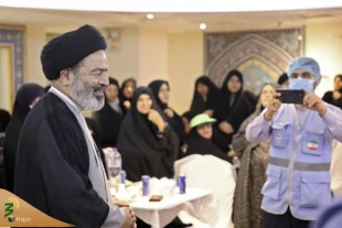 حوار حميم و طويل بين رئيس بعثة الحجاج الإيرانيين و الحجاج في فندق المدينة الجديدة 2