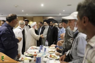Sincere Conversation Between Iranian Hajj Leader and Pilgrims at Medina Al-Jadeedah Hotel 4