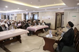  رئيس بعثة الحجاج الإيرانيين بين القائمين على الشؤون الثقافية في حج 1404: التسامح و الإنسانية الدرس العظيم الذي قدمه نبي الإسلام للمبلغين و رجال الدين في القوافل