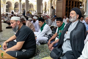 
نماز جماعت در مسجد النبی
 3