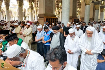 
نماز جماعت در مسجد النبی
 4