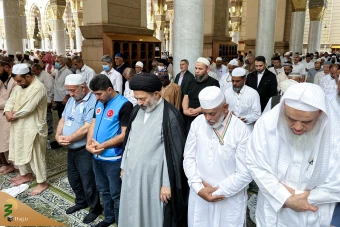 
نماز جماعت در مسجد النبی
 5