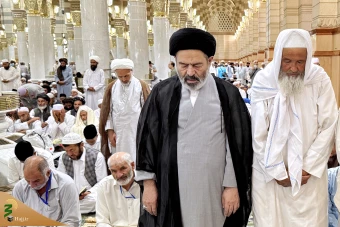 
نماز جماعت در مسجد النبی
 9