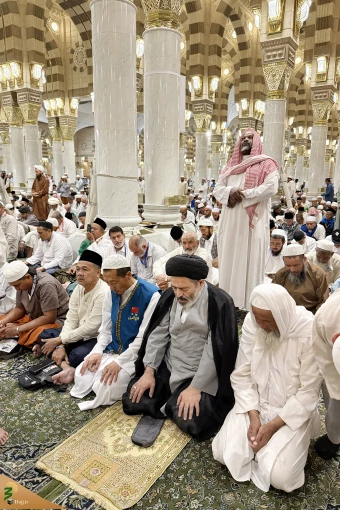 
نماز جماعت در مسجد النبی
 11