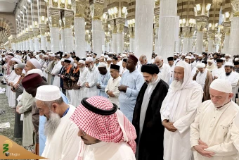 
نماز جماعت در مسجد النبی
 12