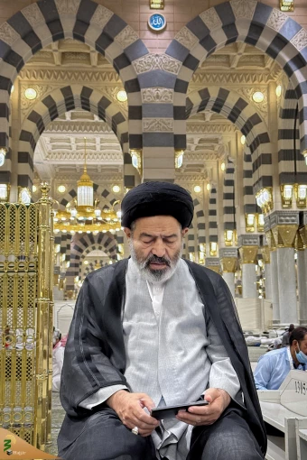 
نماز جماعت در مسجد النبی
 13