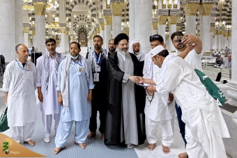 
نماز جماعت در مسجد النبی
 14
