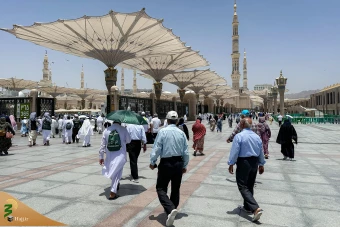 
نماز جماعت در مسجد النبی
 16