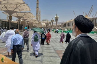 
نماز جماعت در مسجد النبی
 17