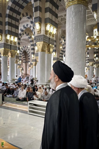 
نماز جماعت در مسجد النبی
 18