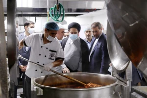 رضایتمندی زائران از تغذیه مدینه محصول کار جهادی و نیت مخلصانه کادر آشپزخانه است + عکس و فیلم