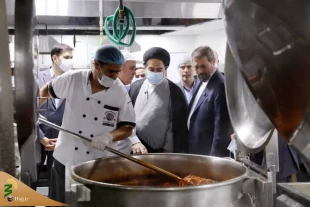 إن رضا الحجاج عن طعام المدینة المنورة هو ثمرة العمل الجهادی و النوایا الصادقة للعاملین فی المطبخ 4