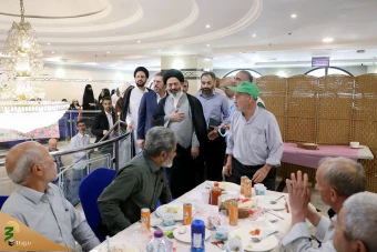 دیدار صمیمی سرپرست حجاج ایرانی با زائران کشورمان درمدینه منوره _ 2 19