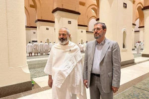 Head of the Iranian pilgrims put on Ihram and left for Mecca
