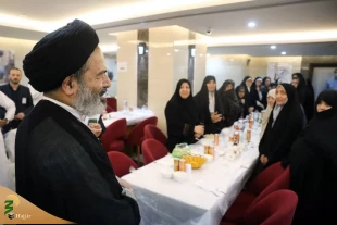 Head of the Iranian pilgrims listens to pilgrims' concerns at Kudi Tower 2 Hotel 4