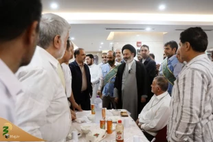 Head of the Iranian pilgrims listens to pilgrims' concerns at Kudi Tower 2 Hotel 6