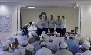 استقبال زائران بیت‌الله الحرام از اجرای گروه تواشیح نور + فیلم