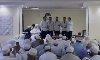 استقبال زائران بیت‌الله الحرام از اجرای گروه تواشیح نور + فیلم