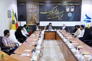 حجة الإسلام نواب فی لقائه مجموعة من الأزواج الشباب فی مکة: إن خلق السکینة و منع الفساد الأخلاقی و الاجتماعی من حکم الزواج. 2