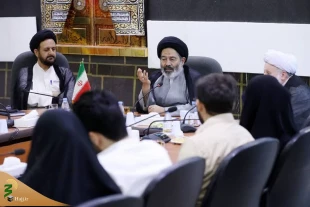 حجة الإسلام نواب فی لقائه مجموعة من الأزواج الشباب فی مکة: إن خلق السکینة و منع الفساد الأخلاقی و الاجتماعی من حکم الزواج. 4