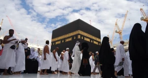 حل مشکلات همسفران؛ مهم‌تر از طواف واجب