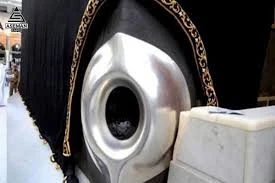 حجرالاسود چند بار و توسط چه کسانی نصب شد؟