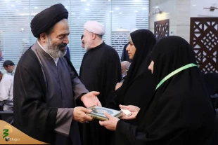 رئيس الحجاج الإيرانيين في لقاء عوائل الشهداء: هنيئاً لأبناء الأمة الإيرانية الذين سبقوا على بعضهم البعض في الشهادة. 4