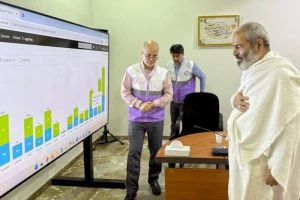 Head of Iranian Hajj Pilgrims Visits Pilgrims' Transportation Control Room to Sacred Shrines/Transfer Operations; Regularly Underway