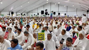 استقبال بسیار گسترده از مراسم برائت از مشرکین در عرفات/ ظرفیت چادر بعثه در همان آغاز پر شد