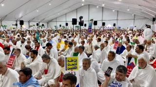 استقبال بسیار گسترده از مراسم برائت از مشرکین در عرفات/ ظرفیت چادر بعثه در همان آغاز پر شد