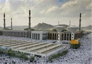 اقامه نماز ظهر و عصر عرفه در مسجدی که محل وقوف پیامبر بود