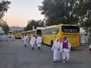 آغاز حرکت حاجیان ایرانی از عرفات به سمت مشعرالحرام