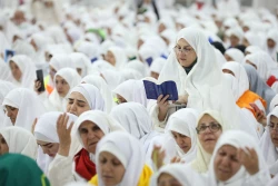 دعای عرفه زائران ایرانی ؛ قله عرفان اسلامی در صحرای عرفات 22