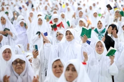 دعای عرفه زائران ایرانی ؛ قله عرفان اسلامی در صحرای عرفات 70