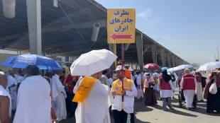 کمک راهنمایان حجاج به زائران در منا  2
