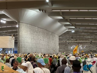 حجاج بار دیگر شیطان را در سرزمین منا سنگباران کردند + فیلم