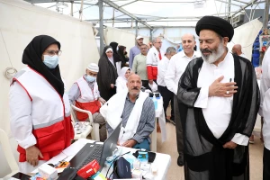 بازدید سرپرست حجاج ایرانی از مرکز بهداشت و درمان مستقر در سرزمین منا/ امراض تنفسی و گرمازدگی شایع ترین بیماری 