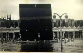 طواف گِرد کعبه، حتی در دل آب و سیلاب 3