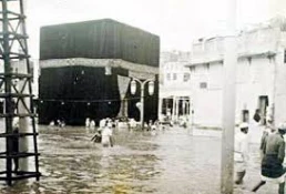 طواف گِرد کعبه، حتی در دل آب و سیلاب 4