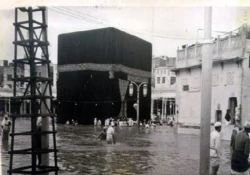 طواف گِرد کعبه، حتی در دل آب و سیلاب 8