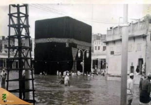 طواف گِرد کعبه، حتی در دل آب و سیلاب 8