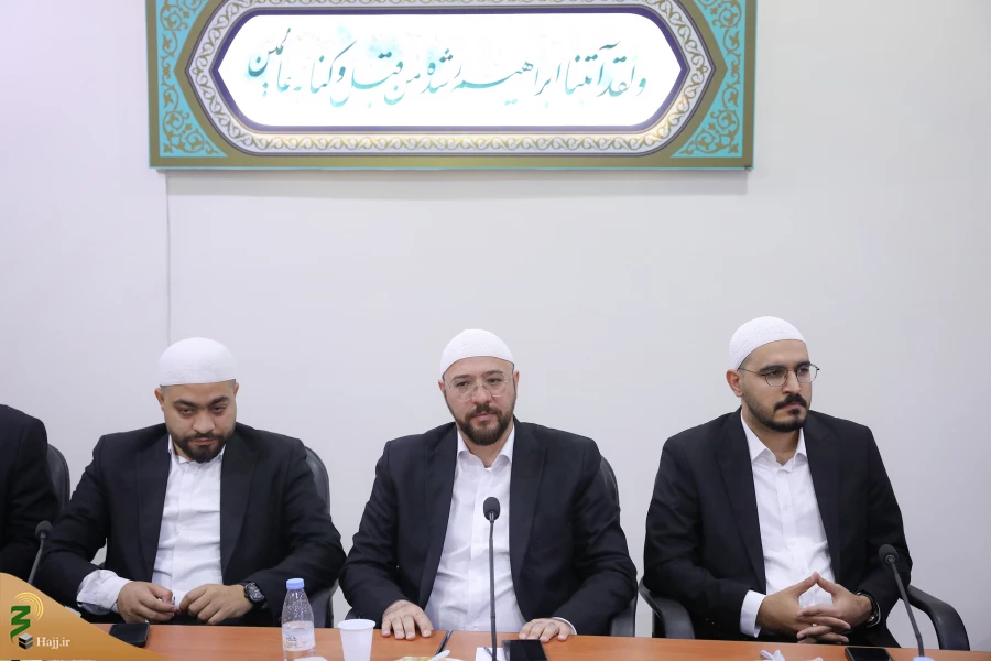 دیدار اعضای کاروان قرآنی نور با نماینده ولی‌فقیه در امور حج و زیارت 21