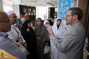 Head of Iranian Pilgrims Holds Intimate Conversation With Pilgrims at Manar Tohid Hotel/Answers Questions and Appreciates the Performance of Officials 4