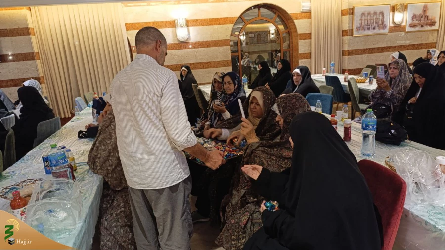 در جشن شب عید غدیر مطرح شد:
چشم هموطنان به دست شماست، در غدیر برای کشورمان دعا کنیم 2