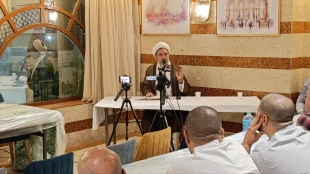 در جشن شب عید غدیر مطرح شد:
چشم هموطنان به دست شماست، در غدیر برای کشورمان دعا کنیم 4